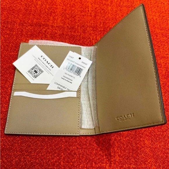 ❤️❤️❤️NWT Coach passport bag/case/cover in signature monogram canvas ❤️❤… - Picture 4 of 11